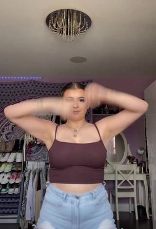 4. Bryanna Abbruzzo Looks Amazing in Brown Crop Top