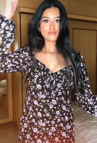 4. Sexy Shweta Bhintade in Floral Dress