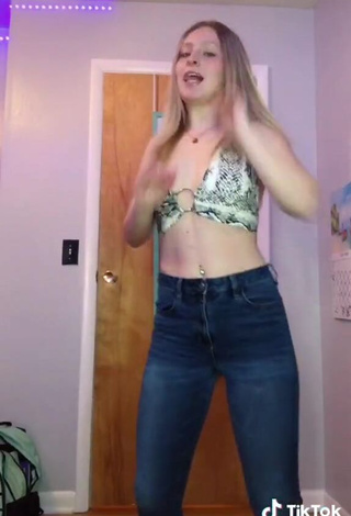 4. Hot Zoe Hunter in Crop Top