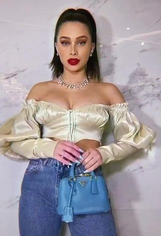 Hot Flavia Pavanelli in Crop Top