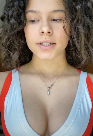 4. Sexy Gabriella Saraivah Shows Cleavage