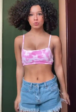 1. Erotic Gabriella Saraivah in Crop Top