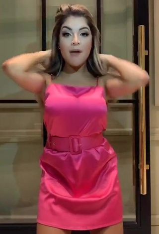 3. Sexy GKAY Shows Cleavage in Pink Dress