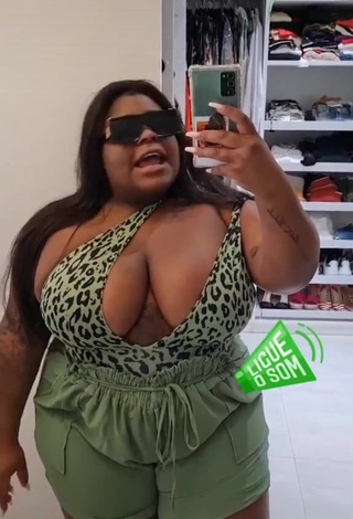 3. Hot Jojo Maronttini Shows Cleavage in Leopard Swimsuit