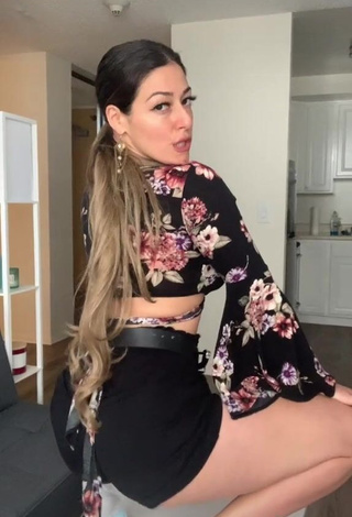 4. Hottie Josette Pimenta Shows Cleavage in Floral Crop Top