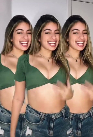 4. Hot Júlia Puzzuoli Shows Cleavage in Olive Crop Top