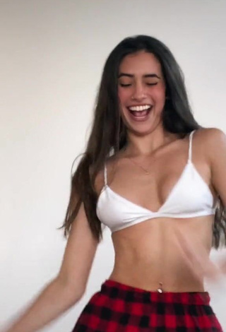 3. Hot Kauana Hofemã in White Bra