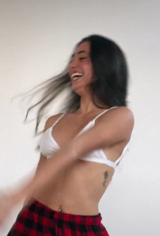 4. Hot Kauana Hofemã in White Bra