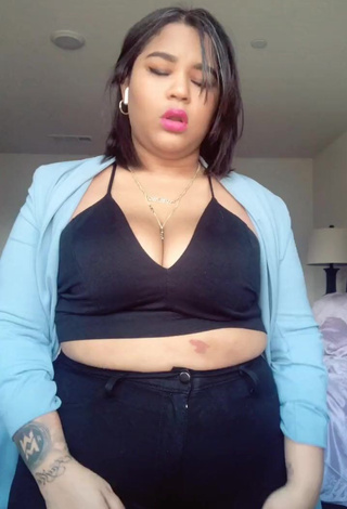 1. Hot Carol Acosta Shows Cleavage in Black Crop Top