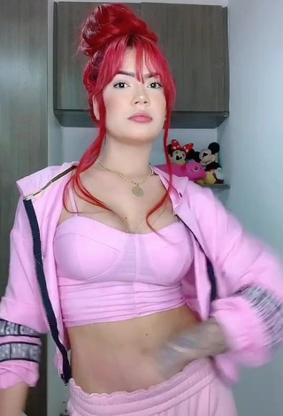 1. Sexy Lara Silva Shows Cleavage in Pink Crop Top