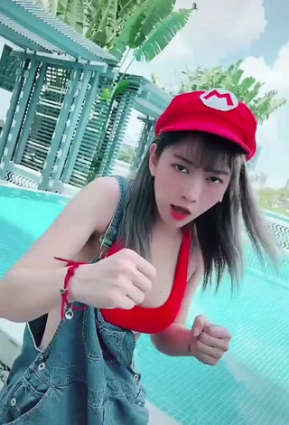 Hot Lê Bống Shows Cleavage in Red Crop Top at the Swimming Pool