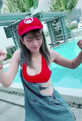 4. Hot Lê Bống Shows Cleavage in Red Crop Top at the Swimming Pool