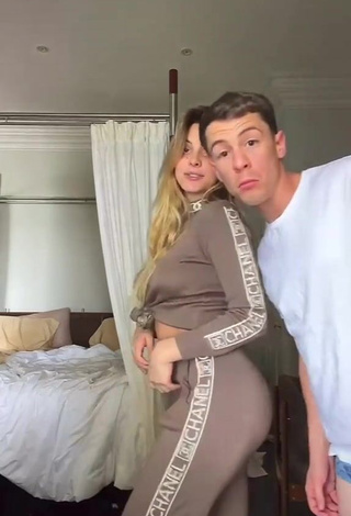 Sexy Lele Pons Shows Butt