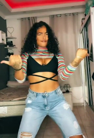 4. Sexy Lisandra Barcelos Shows Cleavage in Black Crop Top