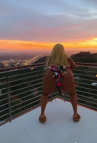 Hot Lizzo Shows Big Butt on the Balcony