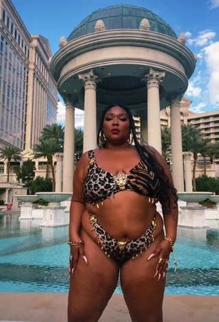 1. Sexy Lizzo Shows Big Butt at the Swimming Pool