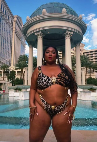 Sexy Lizzo Shows Big Butt at the Swimming Pool