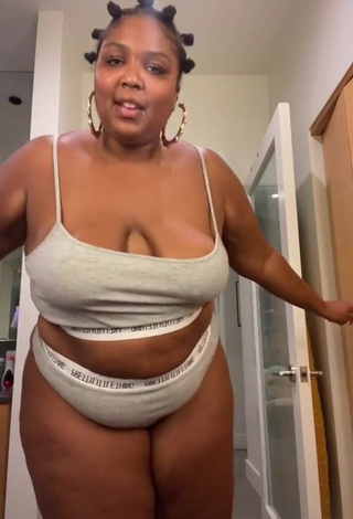 Cute Lizzo Shows Big Butt