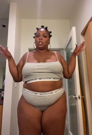 3. Cute Lizzo Shows Big Butt