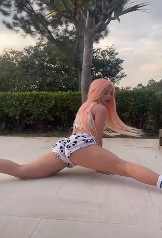 Desirable Luísa Sonza in Crop Top while Twerking