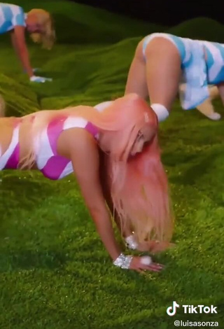 3. Hot Luísa Sonza Shows Butt while Twerking