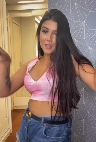 Hot Luiza Parente Shows Cleavage in Crop Top