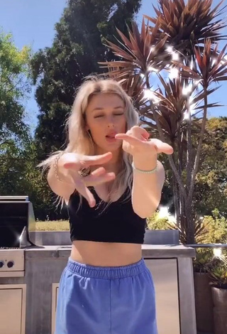 1. Sexy Madi Monroe Shows Cleavage in Black Crop Top