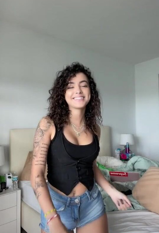 Hottie Malu Trevejo Shows Cleavage in Black Top