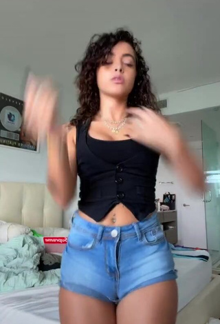 Sexy Malu Trevejo Shows Cleavage in Black Top