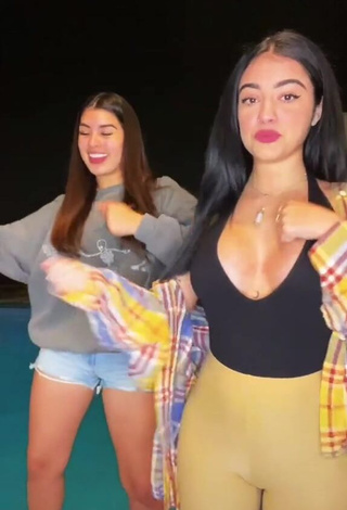 3. Hot Malu Trevejo Shows Cleavage in Top at the Pool