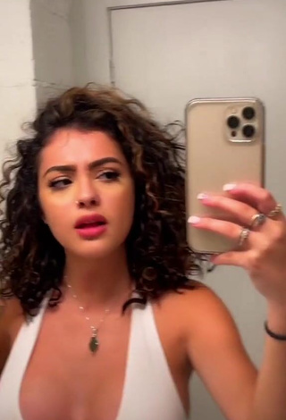 Desirable Malu Trevejo No Bra