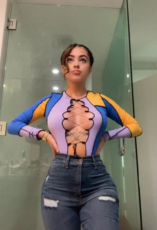 Erotic Malu Trevejo Shows Cleavage in Crop Top