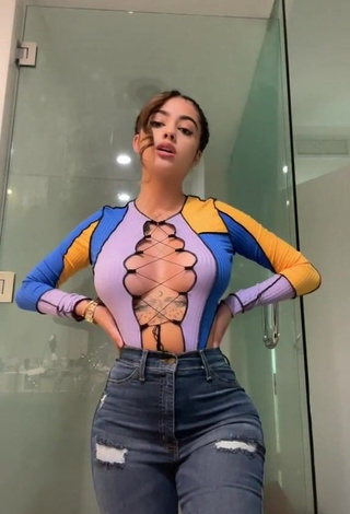 3. Erotic Malu Trevejo Shows Cleavage in Crop Top