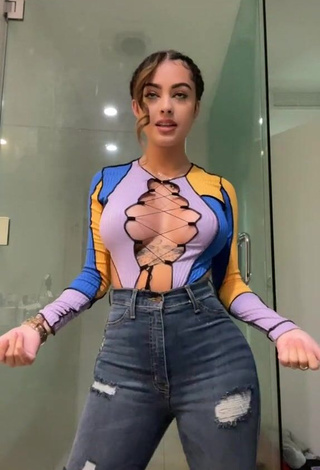 1. Lovely Malu Trevejo Shows Cleavage in Crop Top