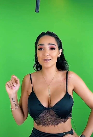 4. Beautiful Manelyk González Shows Cleavage in Sexy Black Crop Top