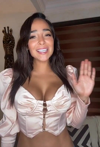 1. Hot Manelyk González Shows Cleavage in Pink Corset