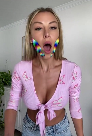 1. Cute Marta Mielczarska Shows Cleavage in Pink Crop Top