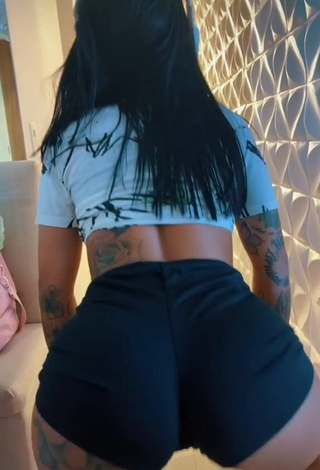 3. Hot Mirella Fernandez Shows Butt while Twerking