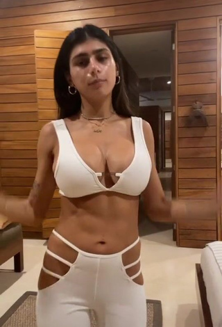 1. Sexy Mia Khalifa Shows Cleavage in White Crop Top