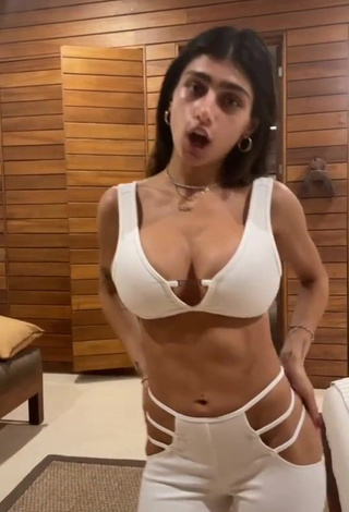 Sexy Mia Khalifa Shows Cleavage in White Crop Top