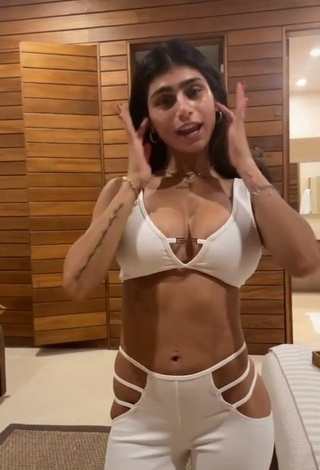 3. Sexy Mia Khalifa Shows Cleavage in White Crop Top