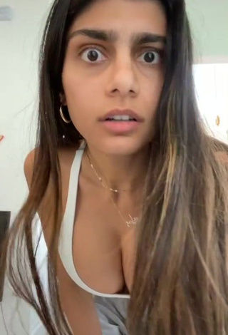 Hot Mia Khalifa Shows Butt