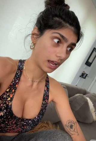 1. Desirable Mia Khalifa Shows Cleavage in Crop Top