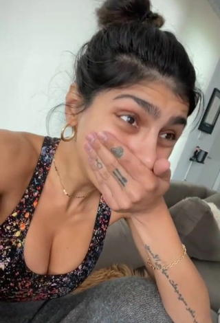 Desirable Mia Khalifa Shows Cleavage in Crop Top