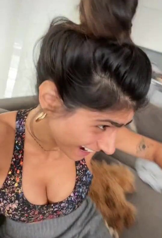 4. Desirable Mia Khalifa Shows Cleavage in Crop Top