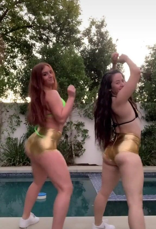 Desirable Mikaila Murphy Shows Butt at the Swimming Pool while Twerking