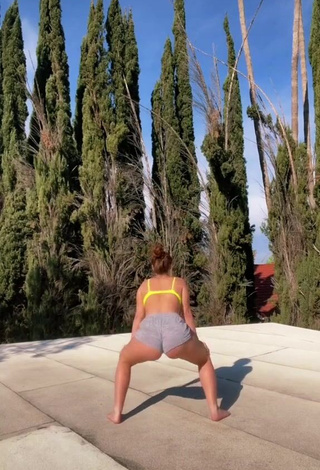 Alluring Mikaila Murphy Shows Butt while Twerking