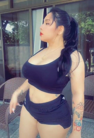 3. Sexy Toni Fowler Shows Cleavage in Black Crop Top