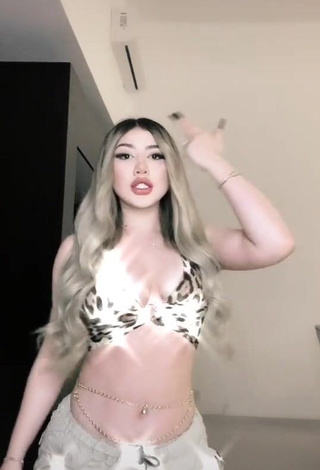 Erotic Paola Montserrat Pantoja Lizárraga Shows Cleavage in Leopard Crop Top