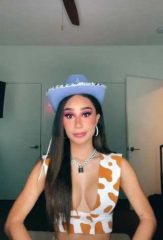 3. Hot Eva Gutowski Shows Cleavage in Crop Top